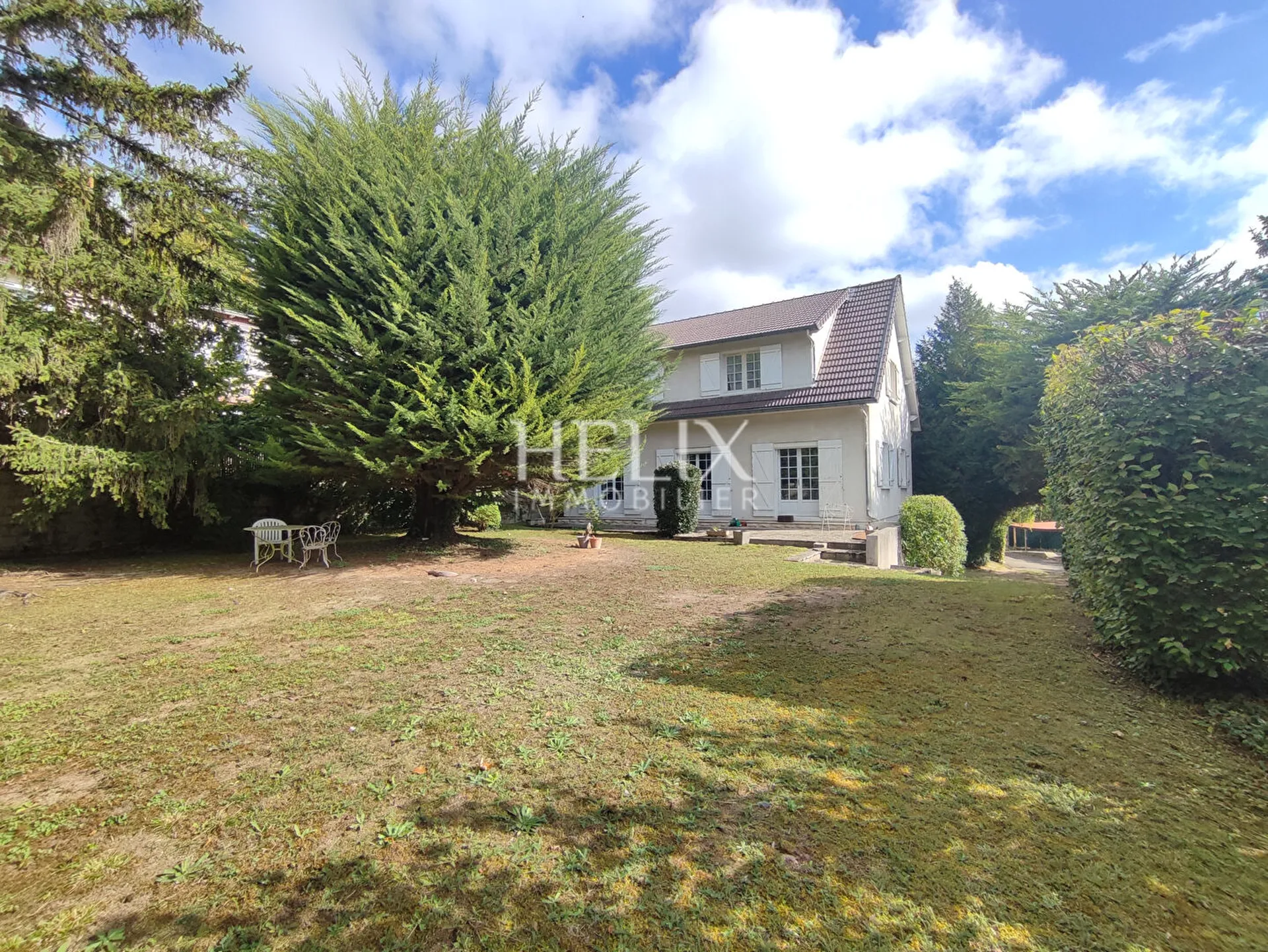 Maison familiale de 130 m2 sur 937 m2 de terrain comprenant 5 chambres, un grand double séjour et un sous-sol