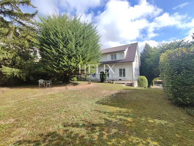 Maison familiale de 130 m2 sur 937 m2 de terrain comprenant 5 chambres, un grand double séjour et un sous-sol