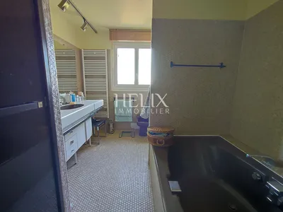 Le Mesnil le Roi-Maison de 153m2 avec vue sur Paris La Défense sur 850m2 de terrain comprenant 4 chambres, un double séjour très lumineux avec cheminée, un sous-sol total avec double garage.