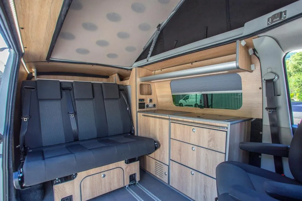 Aménagement intérieur d'un Van VW T6 Court à Annecy : transformation de van compact sur-mesure en Haute-Savoie