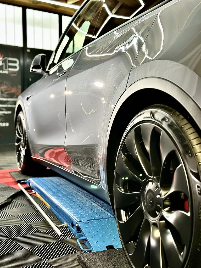 traitement céramique Lyon film de protection carrosserie PPF film plastique carrosserie Tesla model Y Lyon 