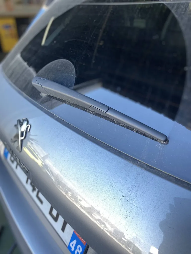 Essuie-glace arrière contrôlé chez Autosur Martigues dans les Bouches-du-Rhône