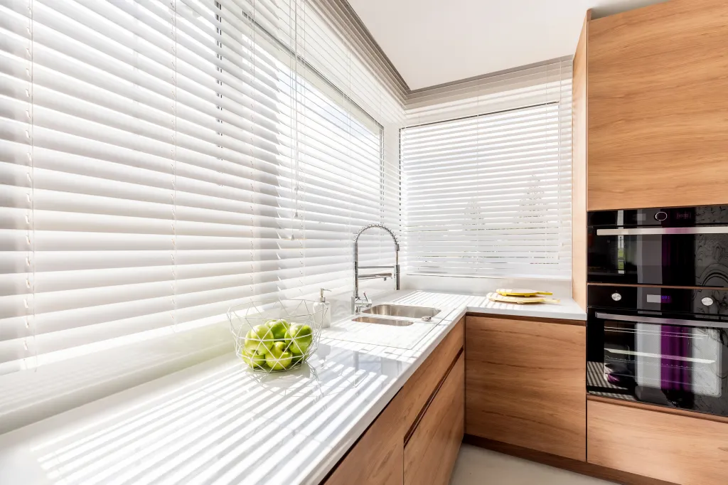 Brise-soleil orientable aluminium connecté à domotique pour façade de véranda ou baie vitrée à Mont-d'Or
