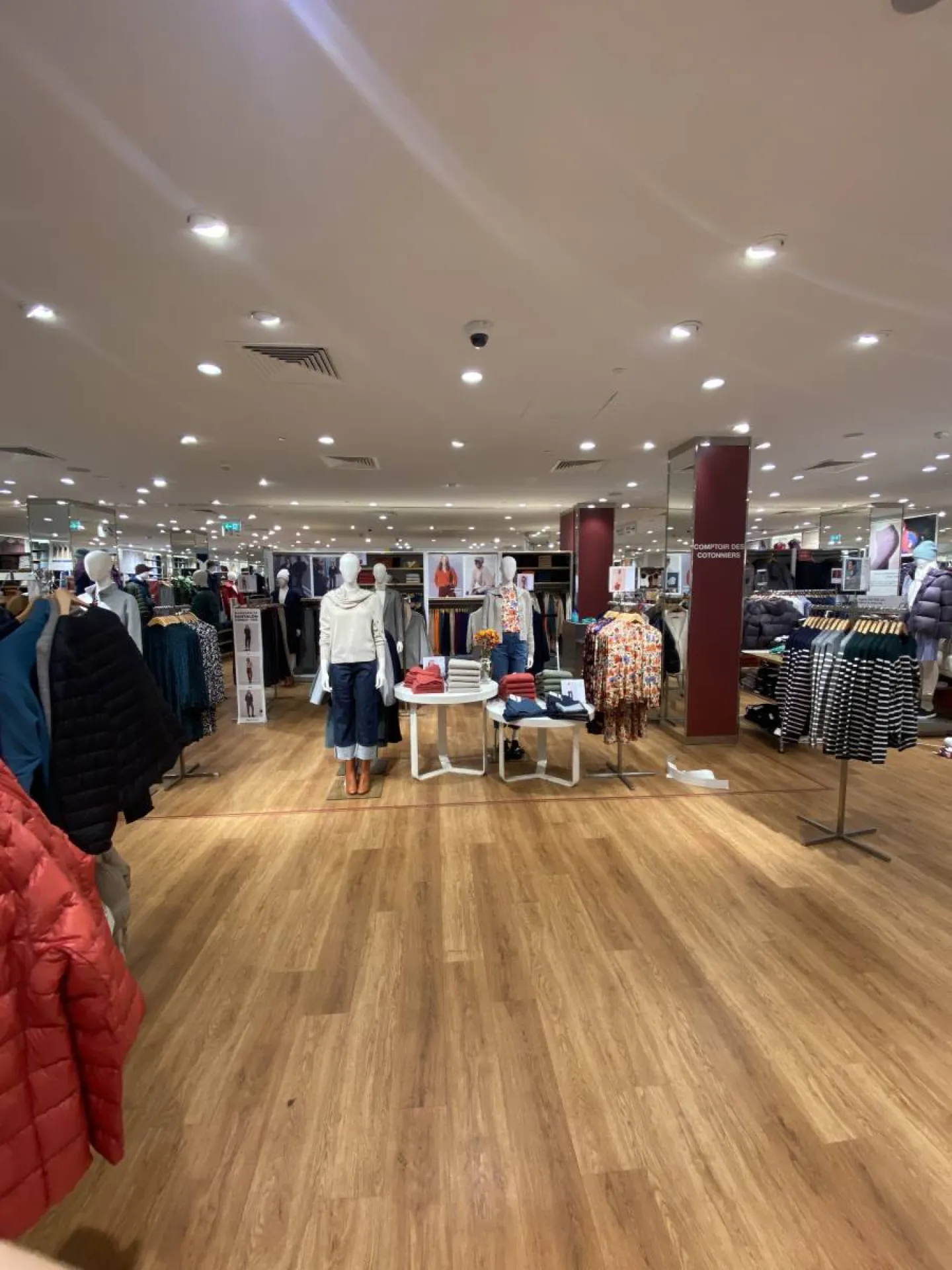 Réalisation et pose d'enseigne, d'adhésifs et de signalétique pour une boutique à Madrid