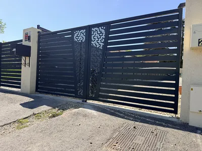 Portail battant ajouré avec découpe laser sur mesure à Toulouse en acier thermolaqué design moderne et fabrication haut de gamme