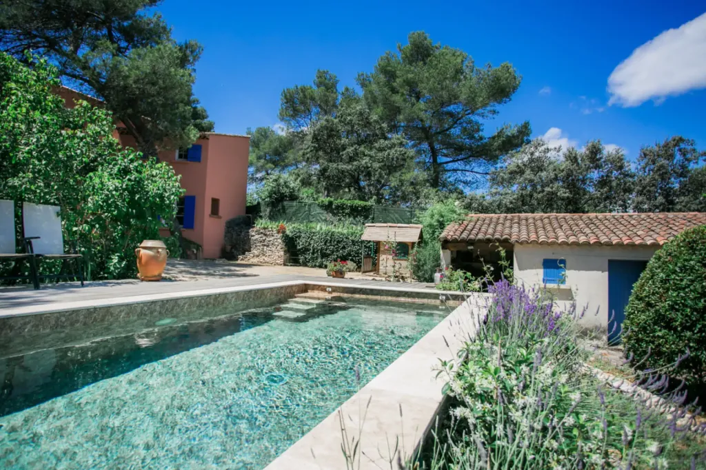 Découvrir des réalisations de piscines haut de gamme et sur mesure en béton dans le Gard