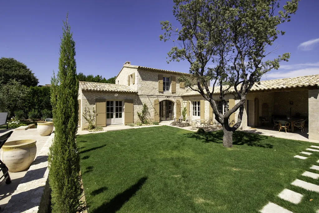 mas provençal de charme avec piscine et grand jardin arboré