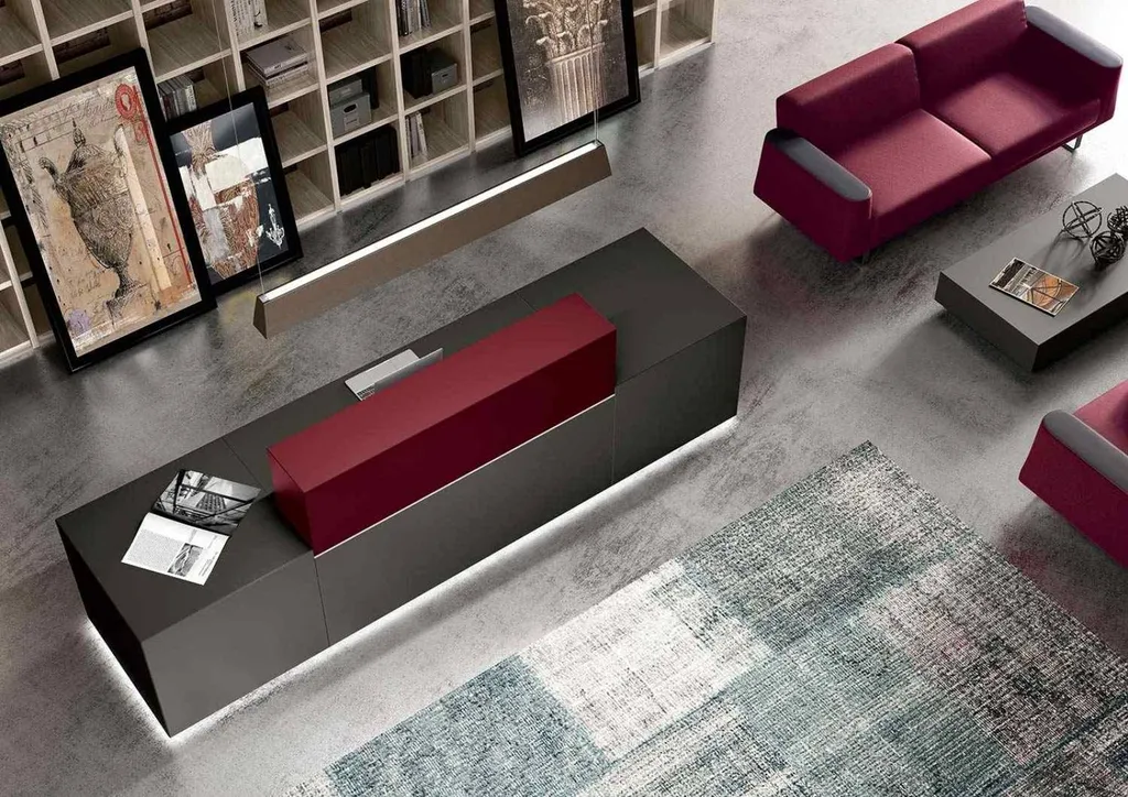 Banque d'accueil droite avec récetion debout et accueil PMR à Toulon