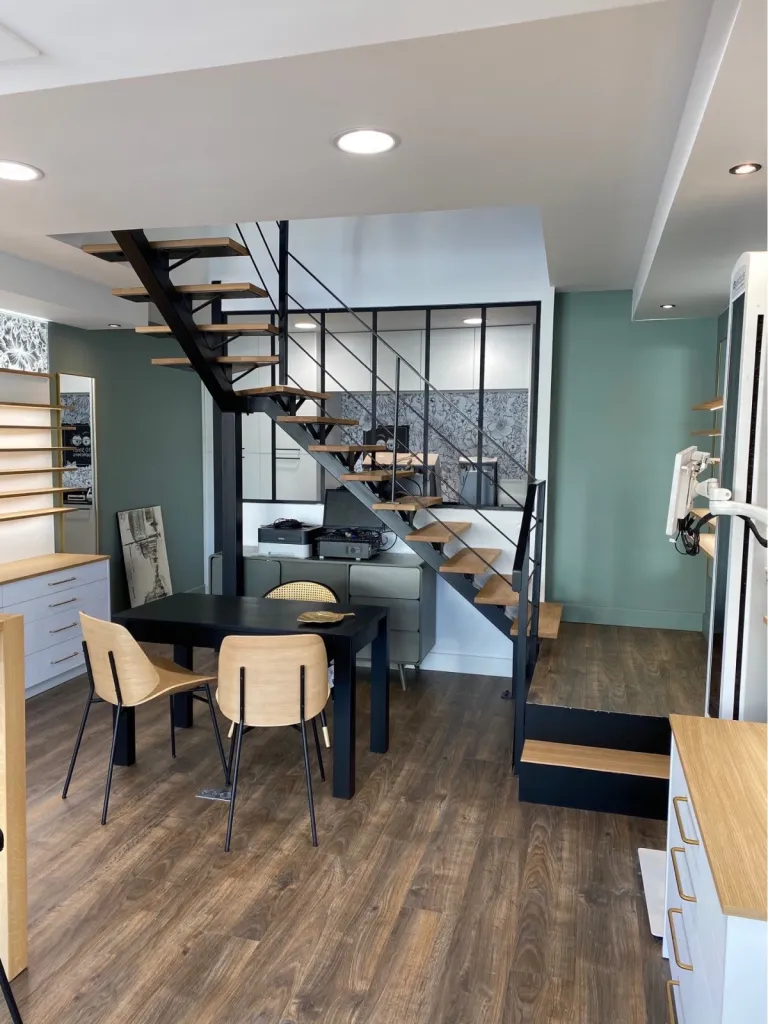 Réalisation d'un escalier en bois et en acier sur-mesure à Bordeaux, ainsi qu'un agencement sous l'escalier à la teste de buch