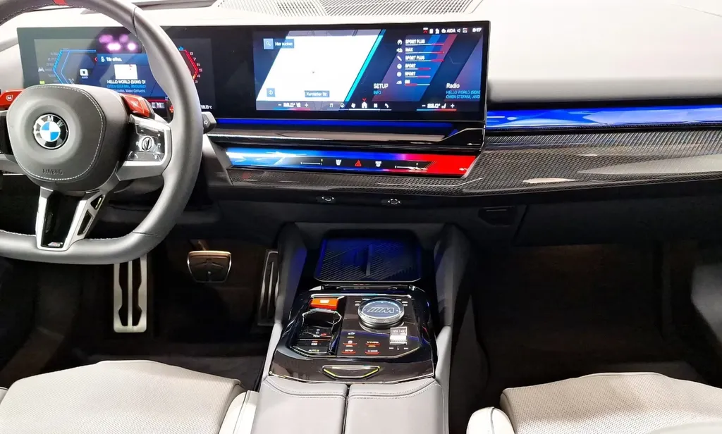 Habitacle BMW M5 Touring cockpit digital volant M boutons rouges M Drive