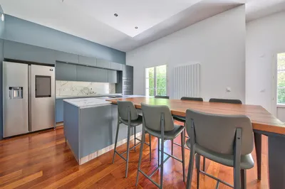 cusine US ouverte sur un vaste séjour 