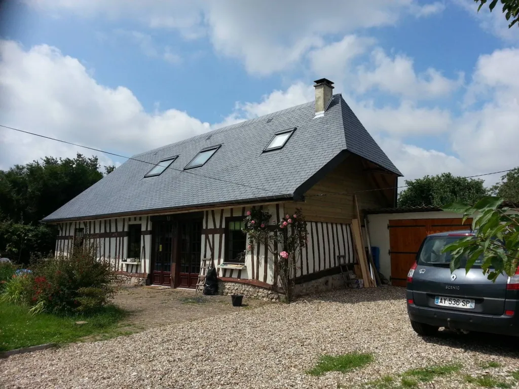 Toiture en ardoise aux crochet et pose Châssis Velux par installateur conseil Velux