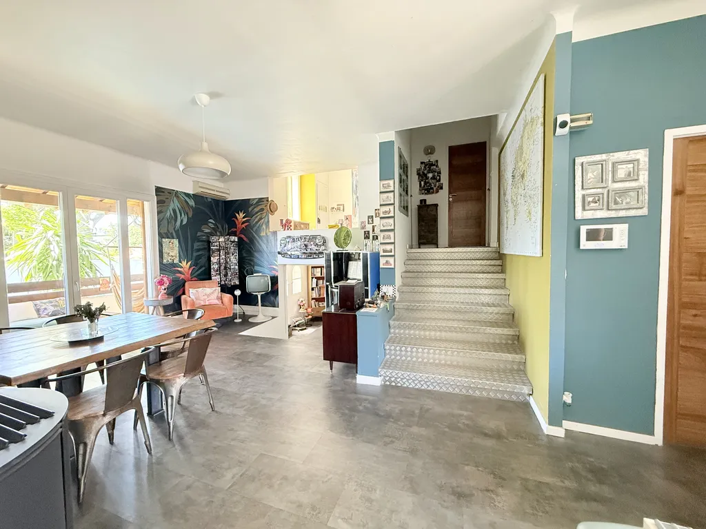 Maison à vendre à Toulon, maison avec piscine, maison de caractère, jardin, terrain de pétanque, studio indépendant.