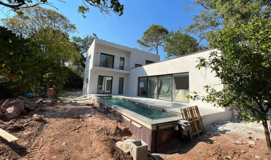 Notre zone d'activité pour ce serviceSociété de peinture pour peinture lisse avec finition satinée à Puget-sur-Argens 83480, Var : application de peinture lisse avec effet décoratif uniforme sur murs intérieurs