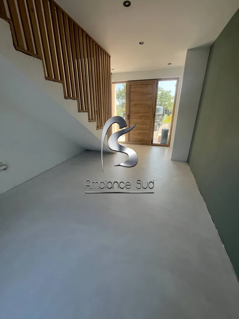 Rénovation d'un sol d'entrée avec de la résine minérale effet béton ciré taloché à Manosque près de Valensole