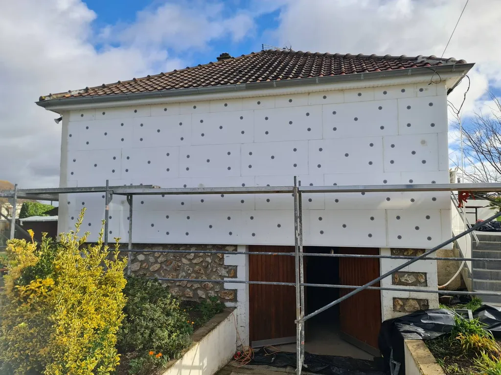 Isolation des murs d'une maison sans perte de surface, à Sainte-Colombe-la-Commanderie (27110)