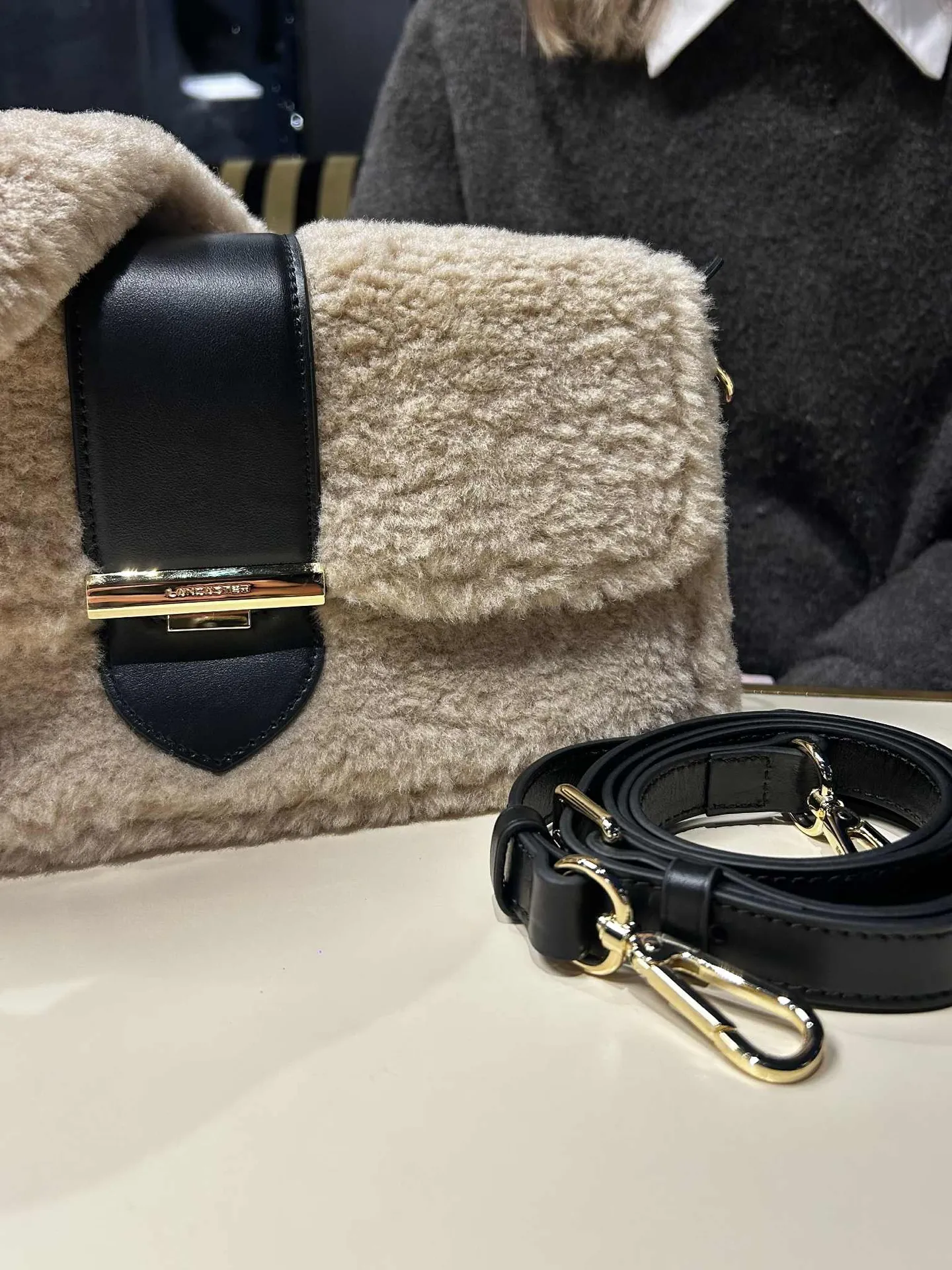 Sac Lancaster Moumoute et cuir noir disponible chez Evasion Eu