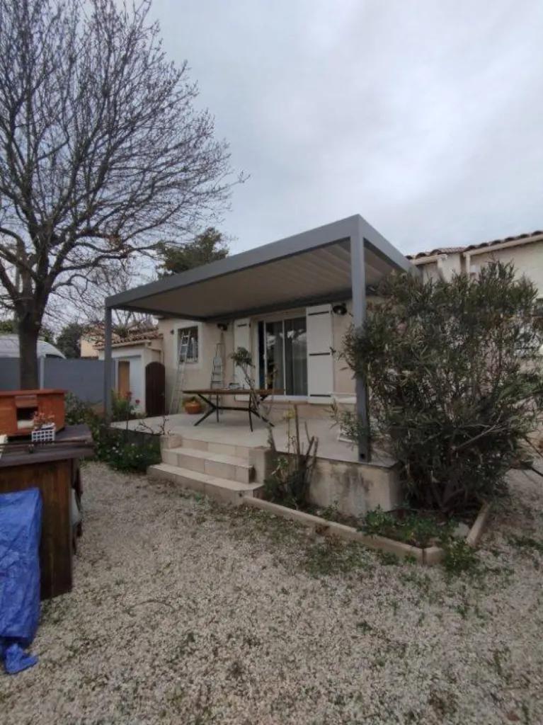 Pose d'une pergola bioclimatique ALGARVE de chez RENSON