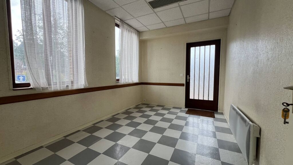 Une salle d'attente lumineuse avec accès PMR donnant sur le parking