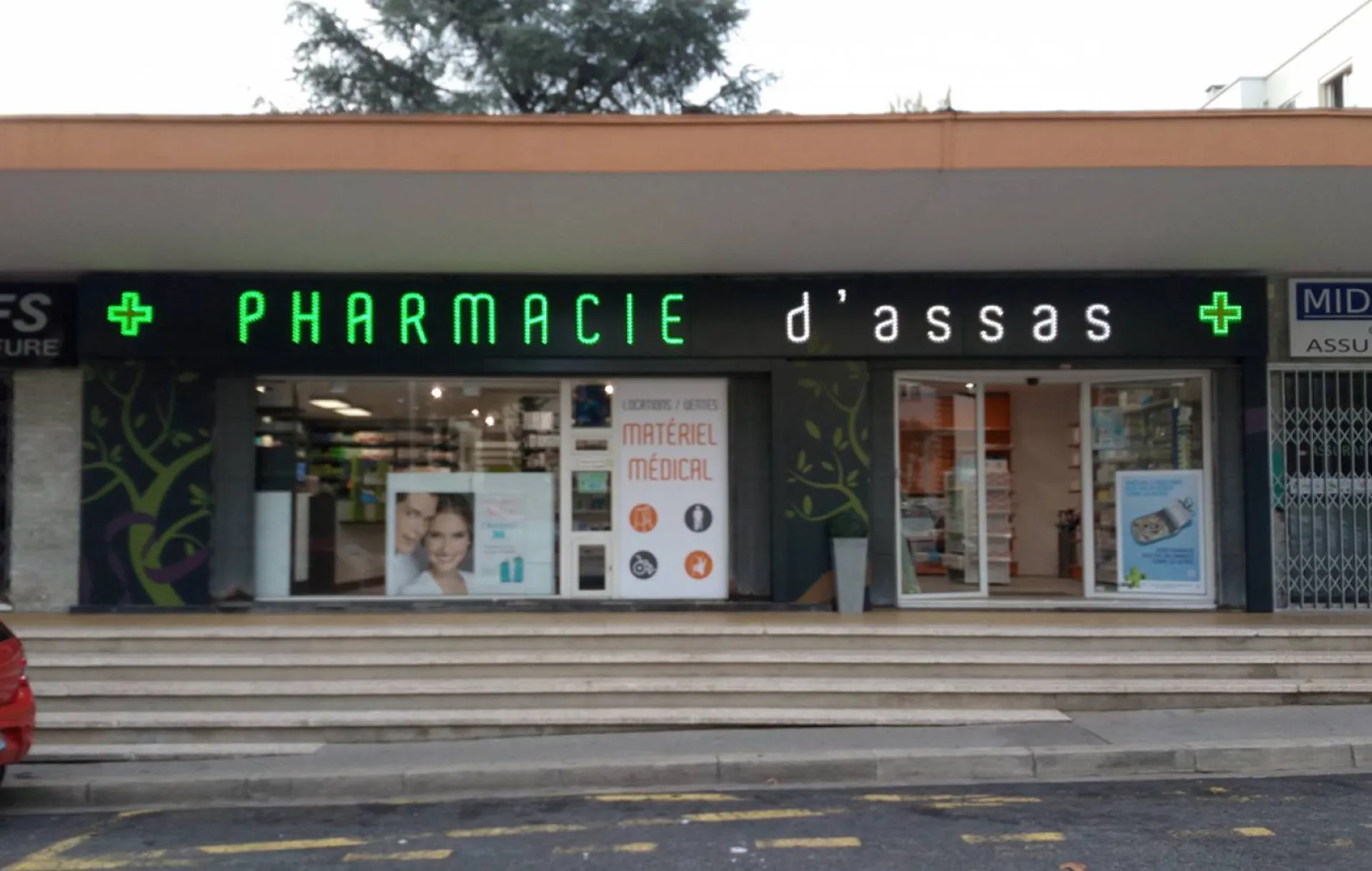 enseigne de pharmacie et croix lumineuse pharmacie
