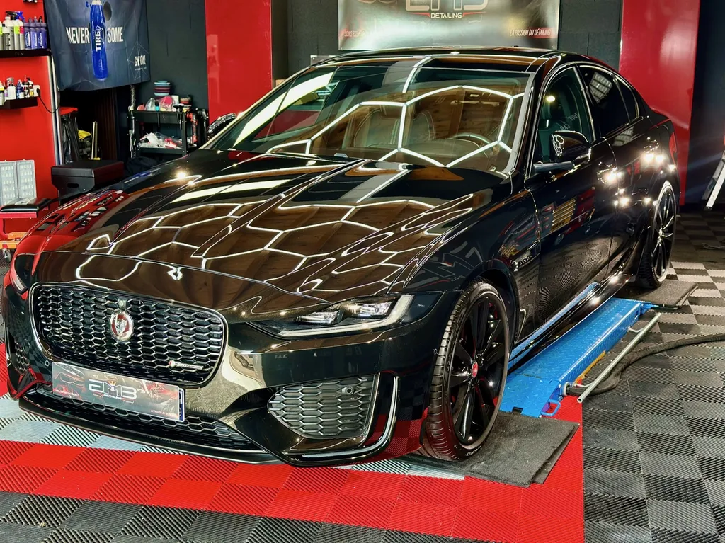 spécialiste du traitement céramique du Lyon et sa région . protection carrosserie Jaguar XE