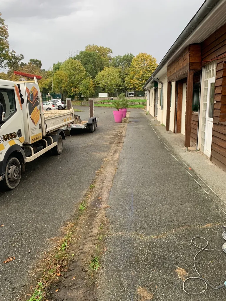 Création d'un tranchée dans parking enrobé sur la comme de GRADIGNAN 