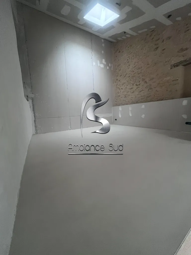 Réalisation d’un sol de maison en résine minérale effet béton ciré taloché à La Tour-d’Aigues près de Pertuis dans le Lubéron