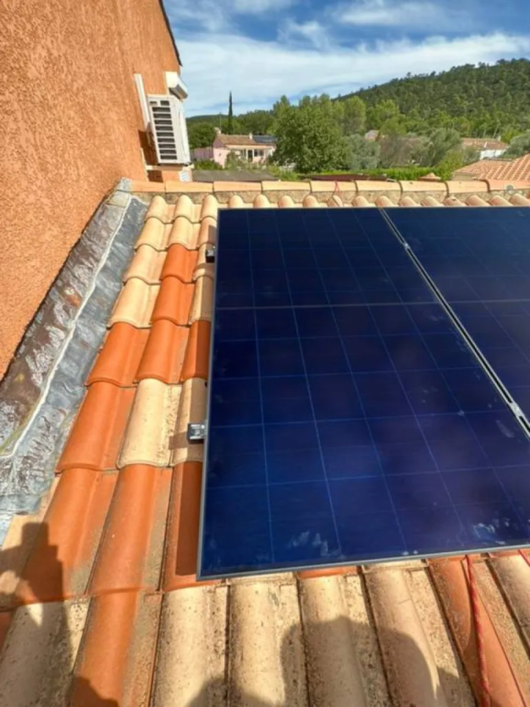 Installation de 12 panneaux solaires Dmegc en 500Wc sur une toiture de maison à Peypin à côté de Roquevaire 