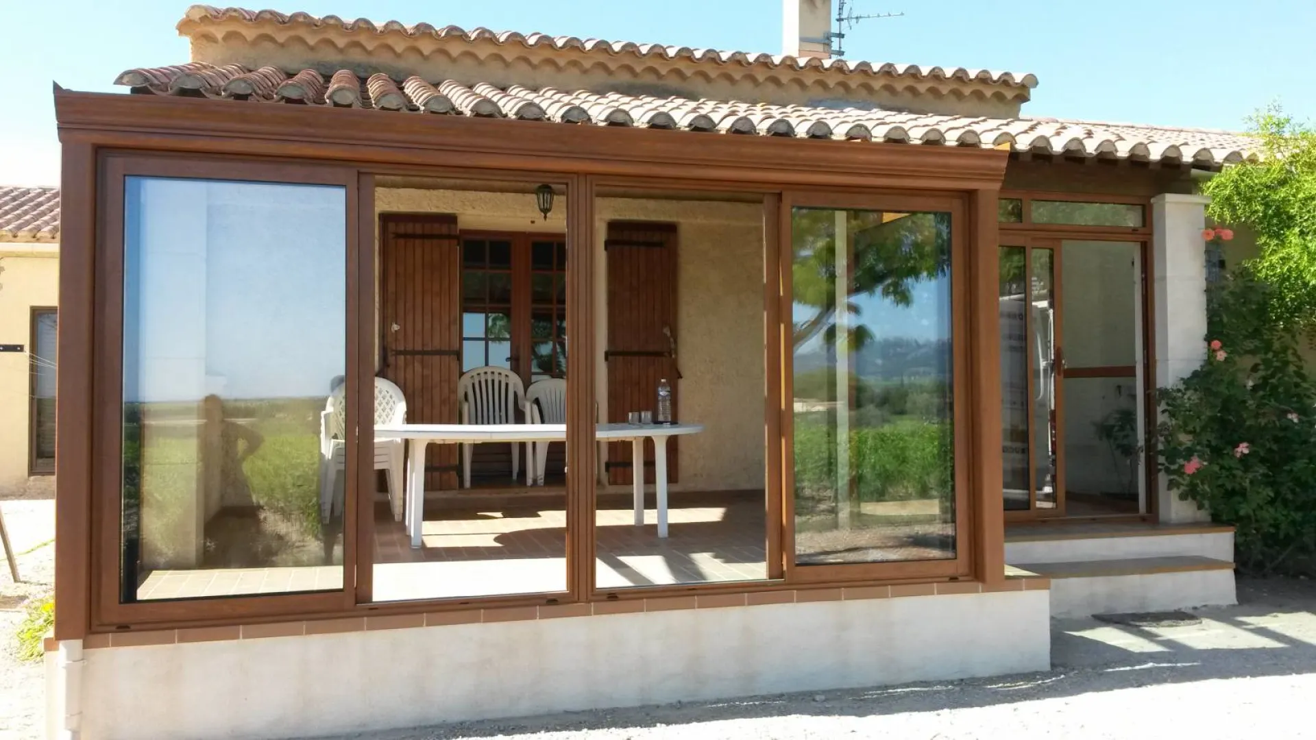 Vérandas Aluminium coloris bois avec coulissant par la Fauconnaise de pose 