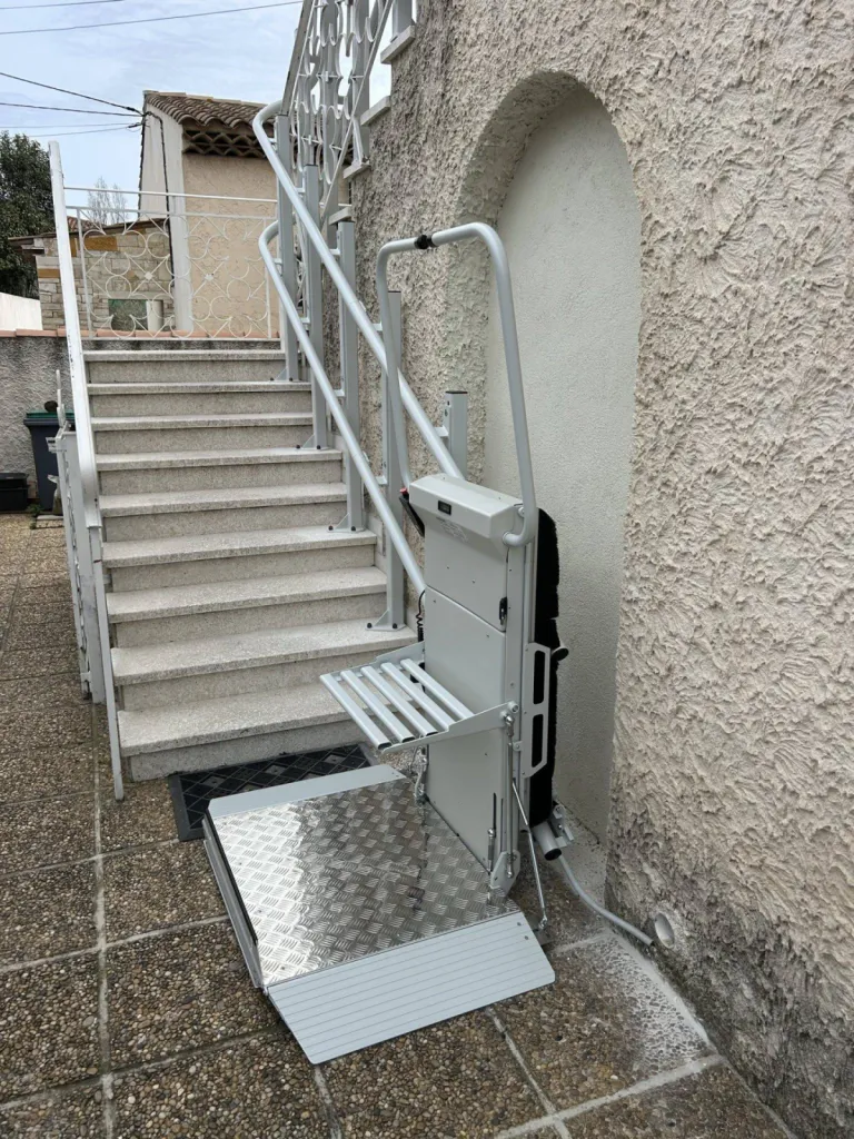 La plateforme oblique Lehner Stratos, attend son passager dans un escalier extérieur près de Marseille