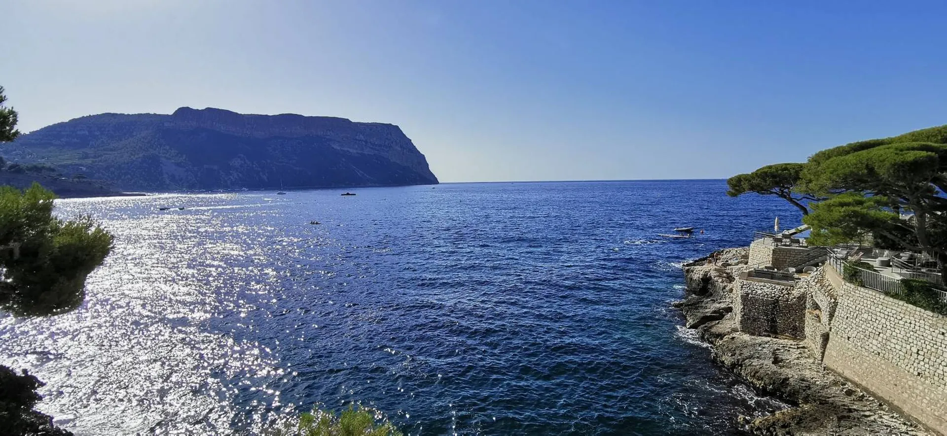 Cassis -   Pieds dans l'eau pour ce T3 avec terrasse vue mer, parking et jardinet privatif