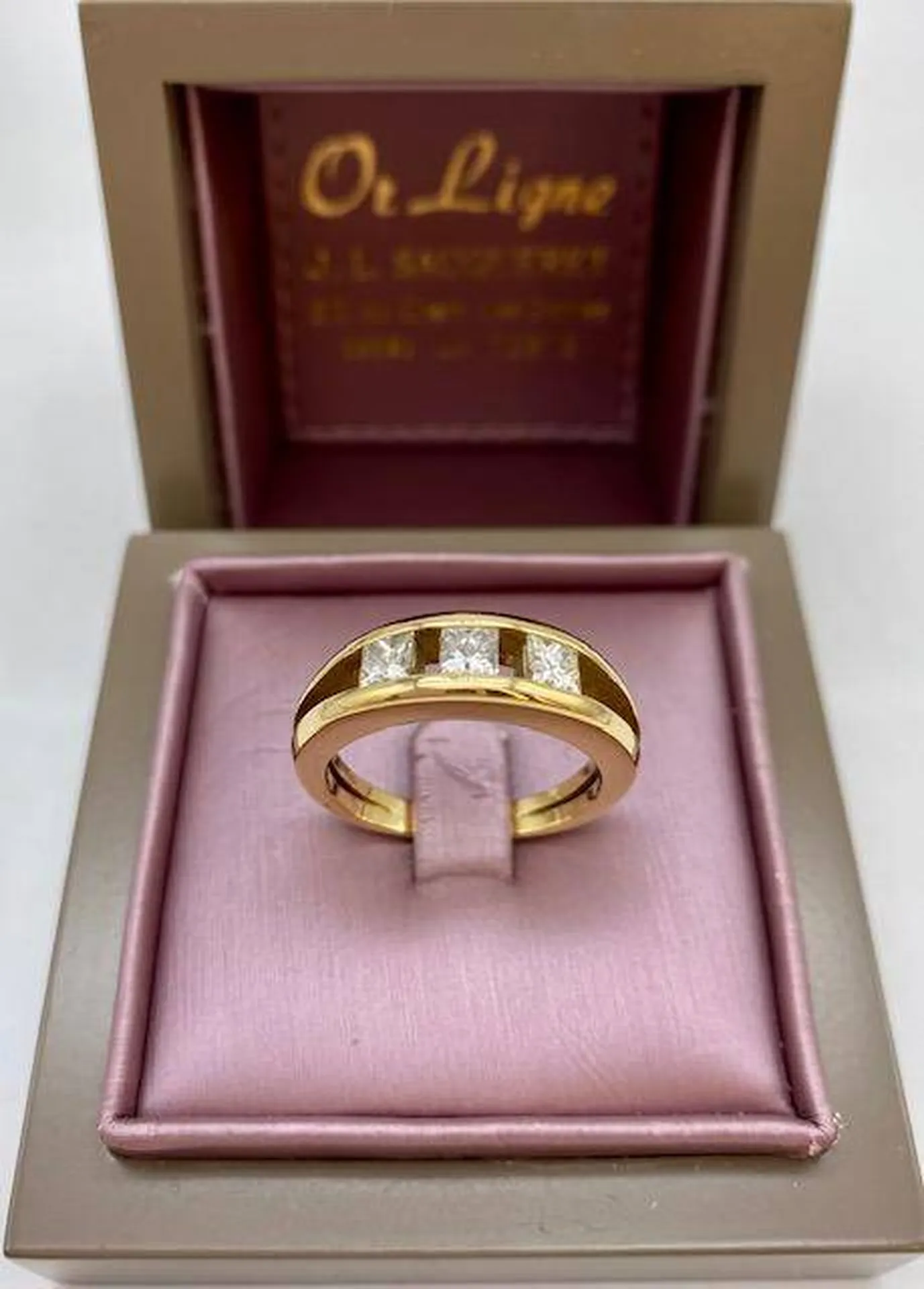 ou trouver une bague avec trilogie de diamants taille princesse sur or 750/1000ème près de Bordeaux chez Or Ligne à La Teste