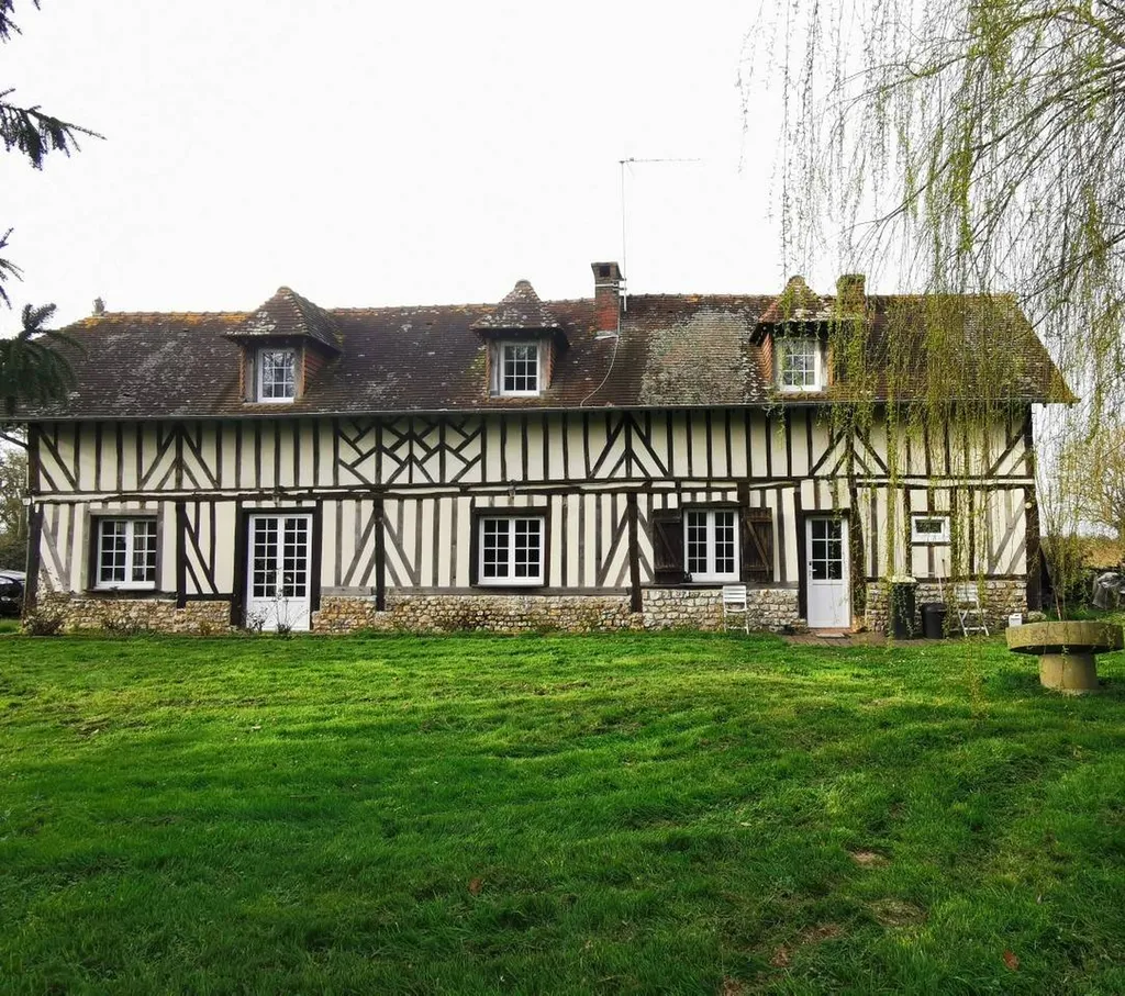 A acquérir Maison Normande et ses dépendances, installées sur un jardin d'environ 2 000 m², dans la région de Giverville 27560