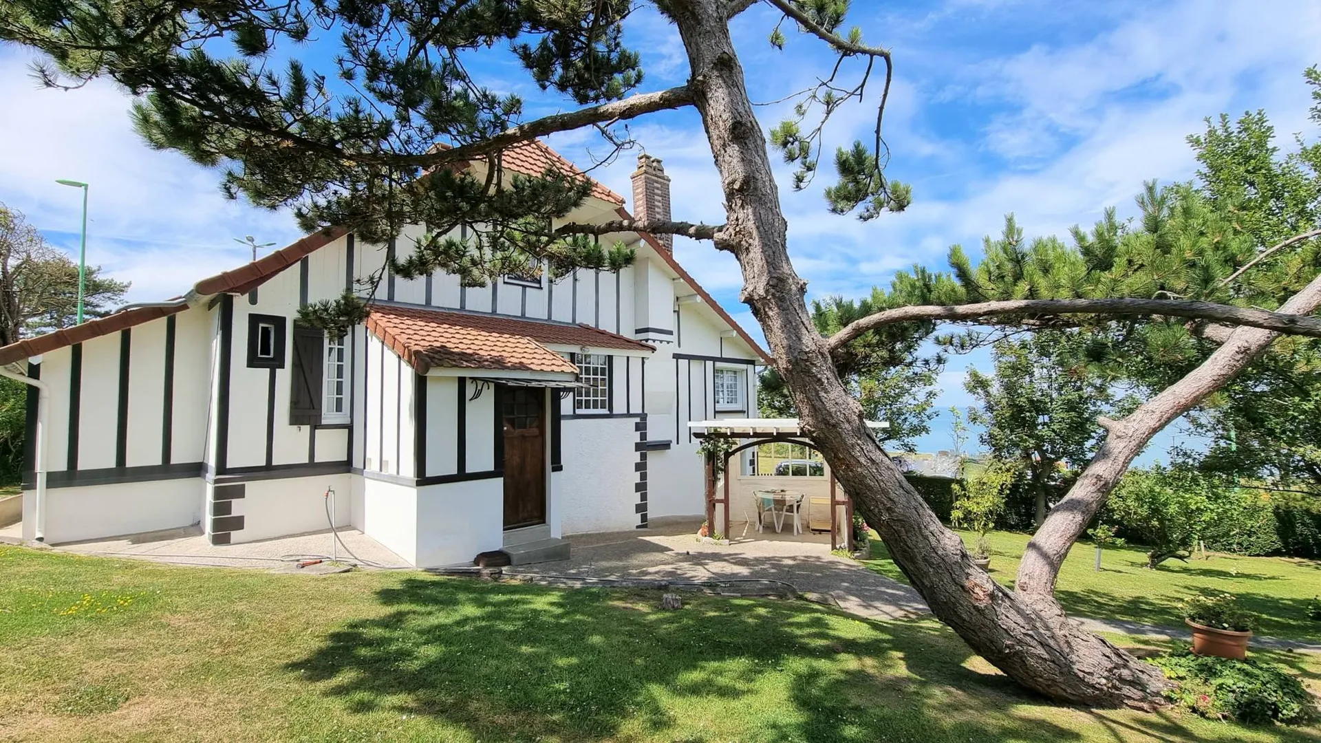 A vendre charmante villa, vue mer exceptionnelle, à réhabiliter, proche des commerces, sur l'axe Dieppe 76200 - Penly 76370 - Le Tréport 76340.