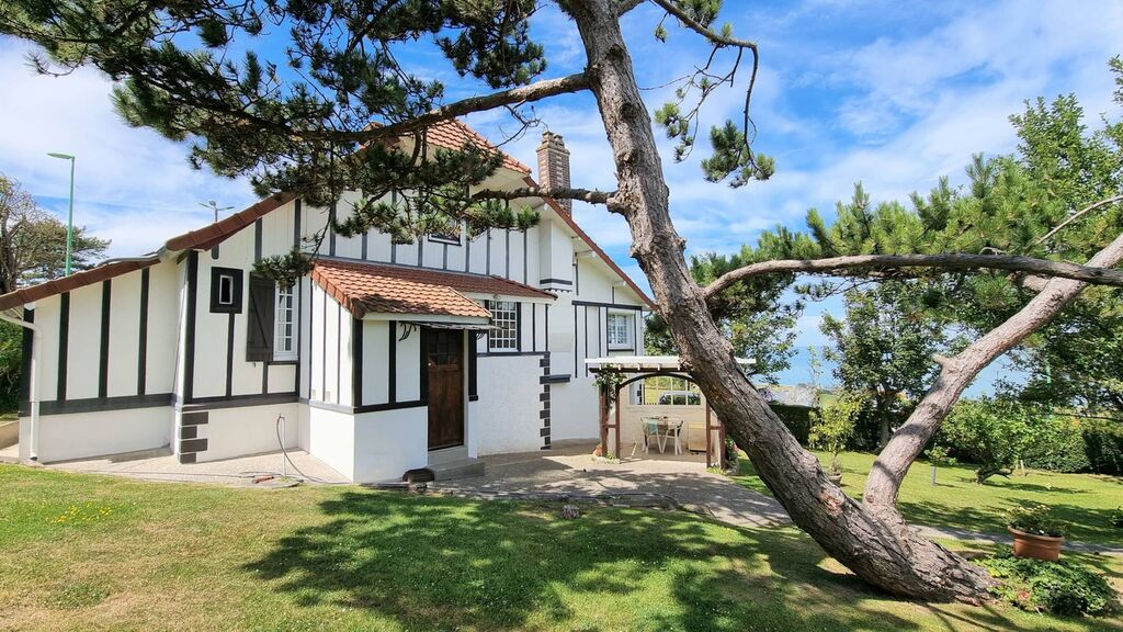 A vendre charmante villa, vue mer exceptionnelle, à réhabiliter, proche des commerces, sur l'axe Dieppe 76200 - Penly 76370 - Le Tréport 76340.