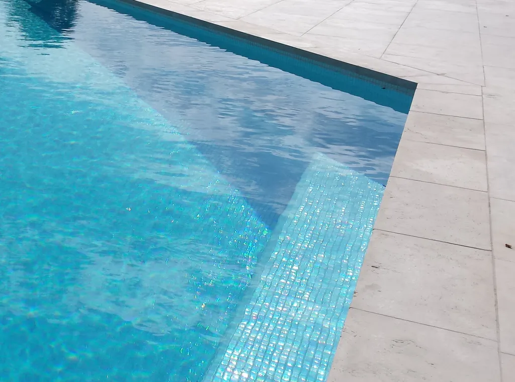 margelle en pierre naturelle blanc beige grasse