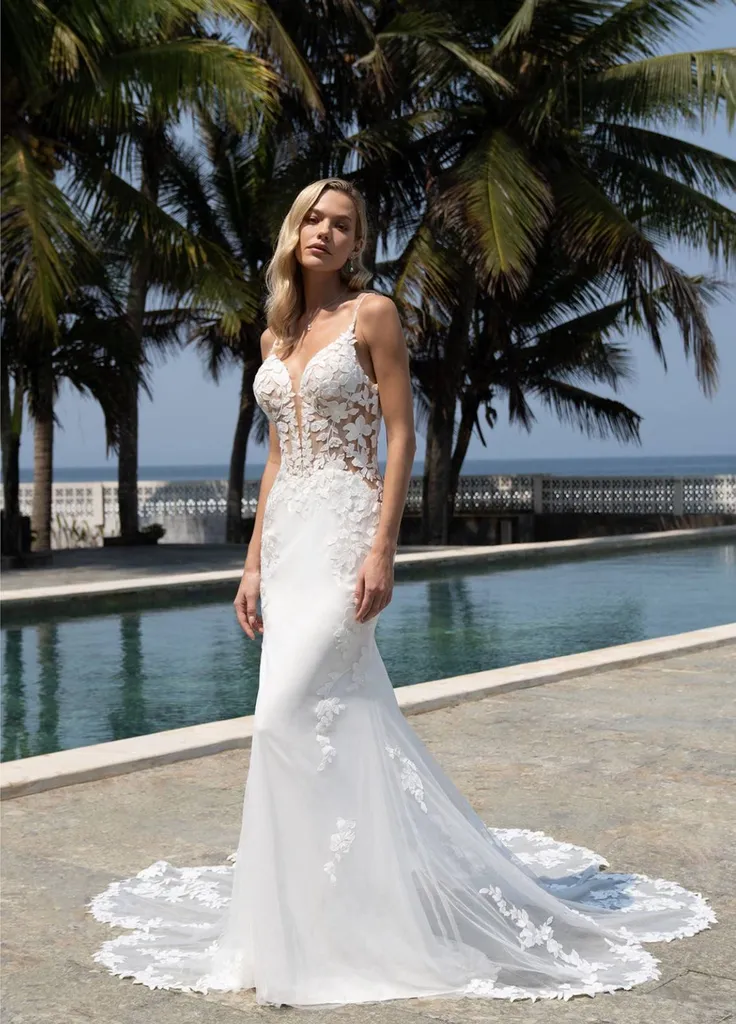 Robe de mariée en crêpe avec longue traîne et transparence à Marseille