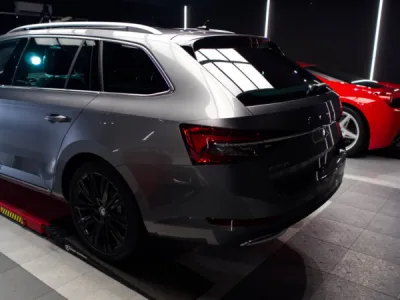 Traitement céramique carrosserie sur cette Skoda Superbe, véhicule neuf protégé dès sa sortie de concession à Vannes