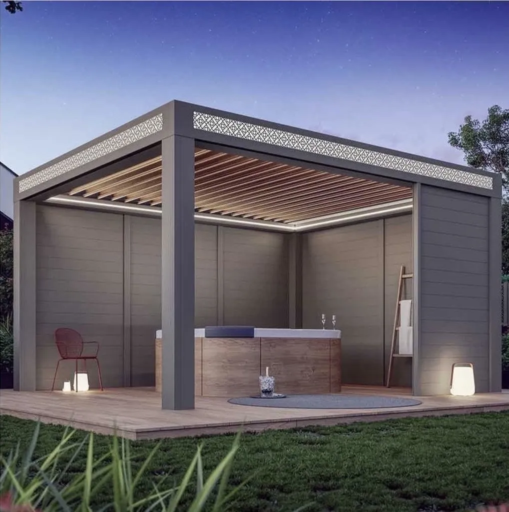 Pergola bioclimatique haut de gamme grise avec toit couleur bois