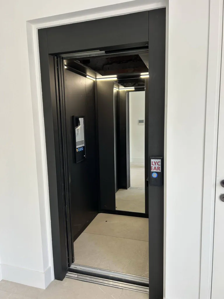 Miroir toute hauteur du plus bel effet pour cet élévateur VIMEC ARIA à Cassis près de Marseille