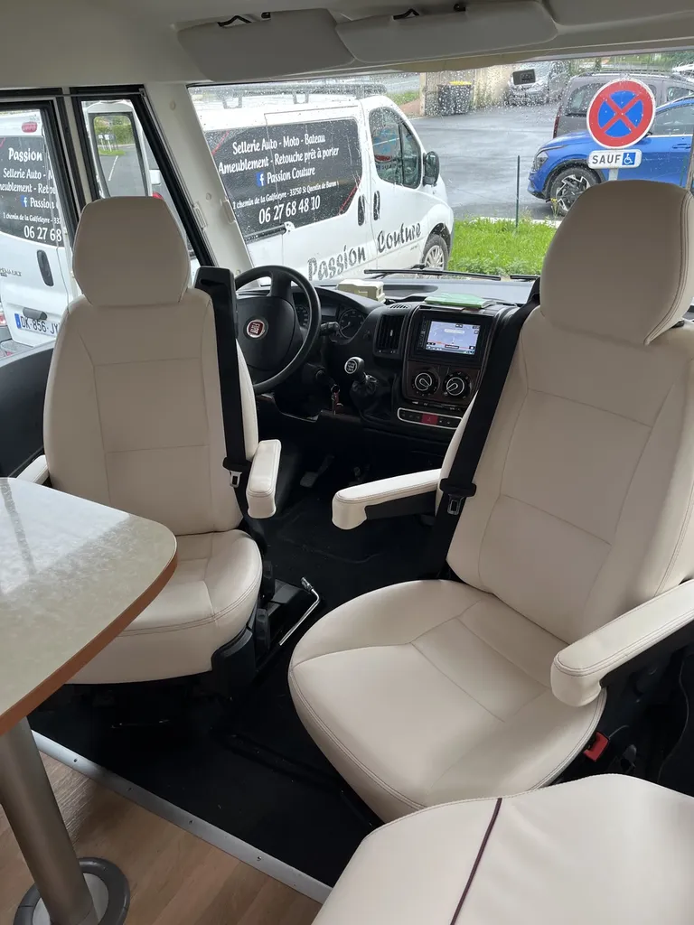 Relooking textile sur mesure d'un camping car à libourne 