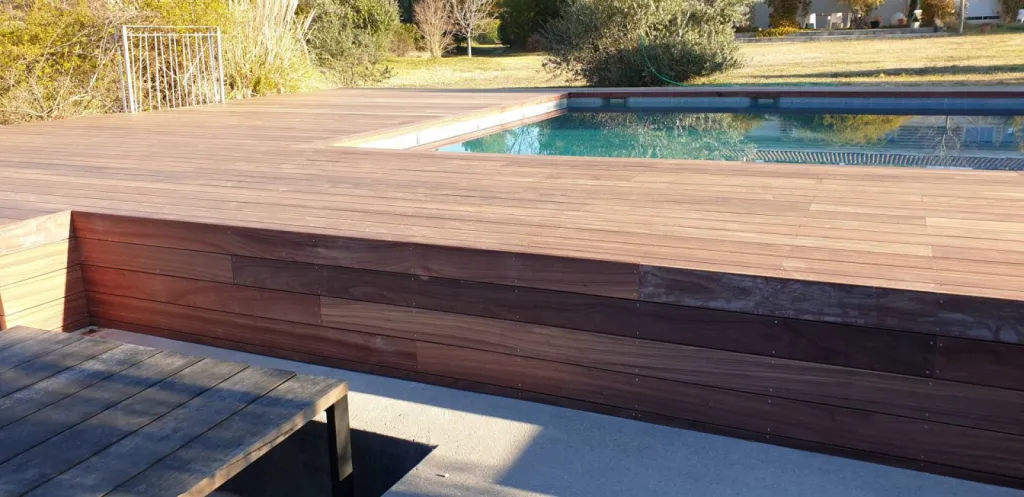 Éclat et Durabilité : Terrasse en Bois de Padouk à Puyricard