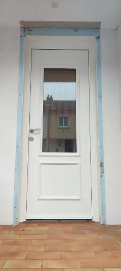 Porte d'entrée vitrée en aluminium à Dijon
