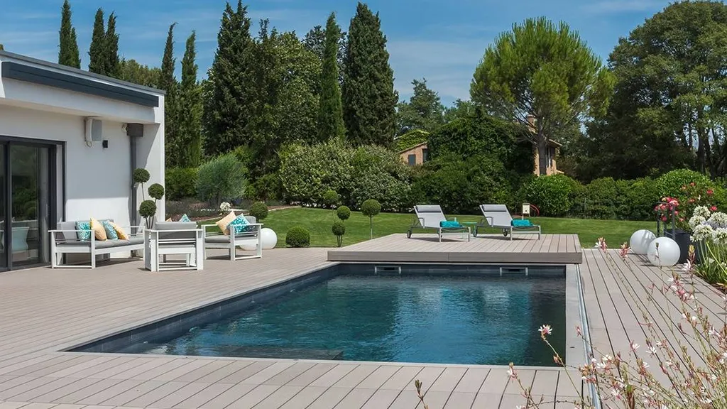 Piscine en coque polyester installée près de La Seyne sur Mer avec terrassement