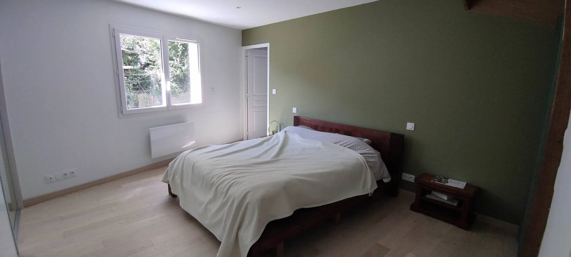 A vendre, à 10 minutes de PONT-L'EVEQUE (14130) et de LISIEUX (14100), découvrez cette maison rénovée offrant une vie de plain-pied. Sur un terrain de 2 600 m², profitez de deux terrasses exposées Sud et Ouest, ainsi qu’une grande dépendance de 92 m²