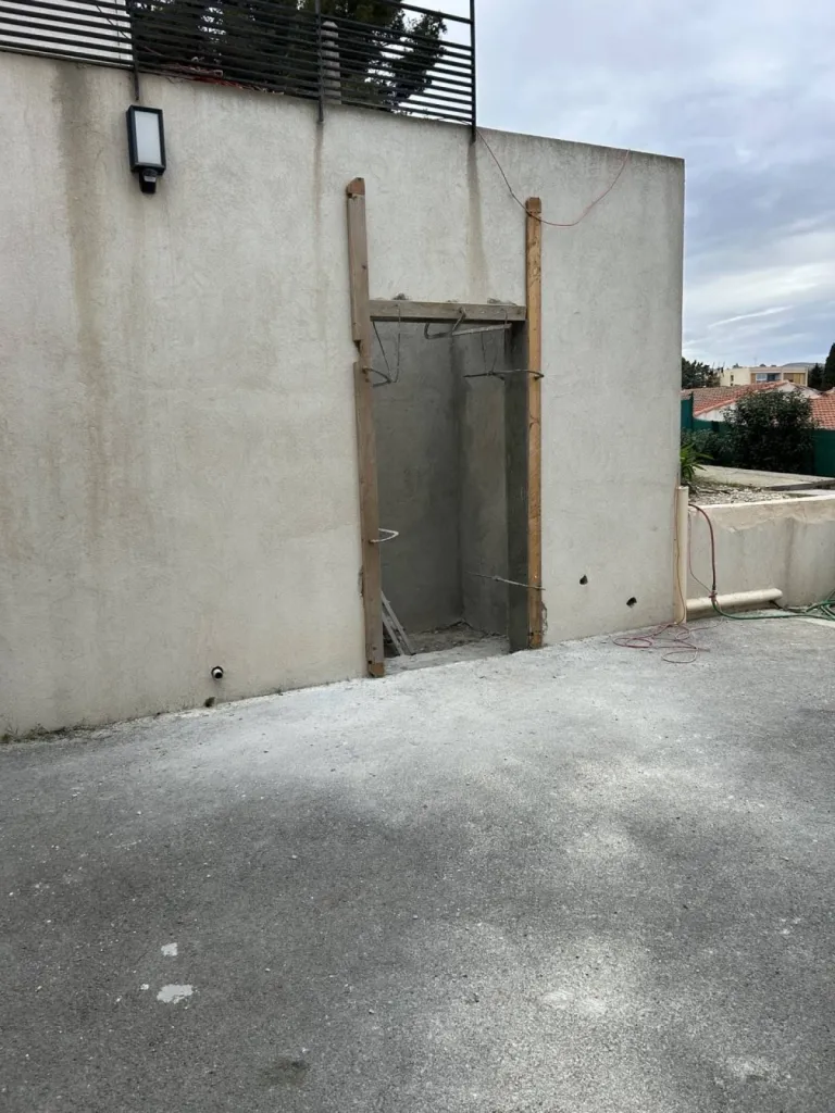 Ouverture du mur parking pour installer l'élévateur 3 niveaux en extérieur NAMILIFT PL 400 à La Ciotat près de Marseille