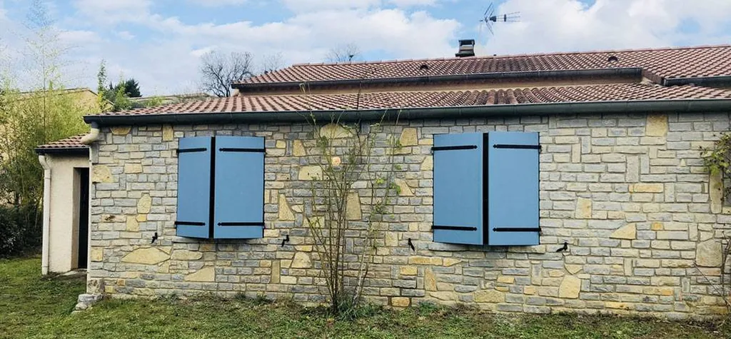 Pose de volets en fibre de verre bleu dans le Gard 