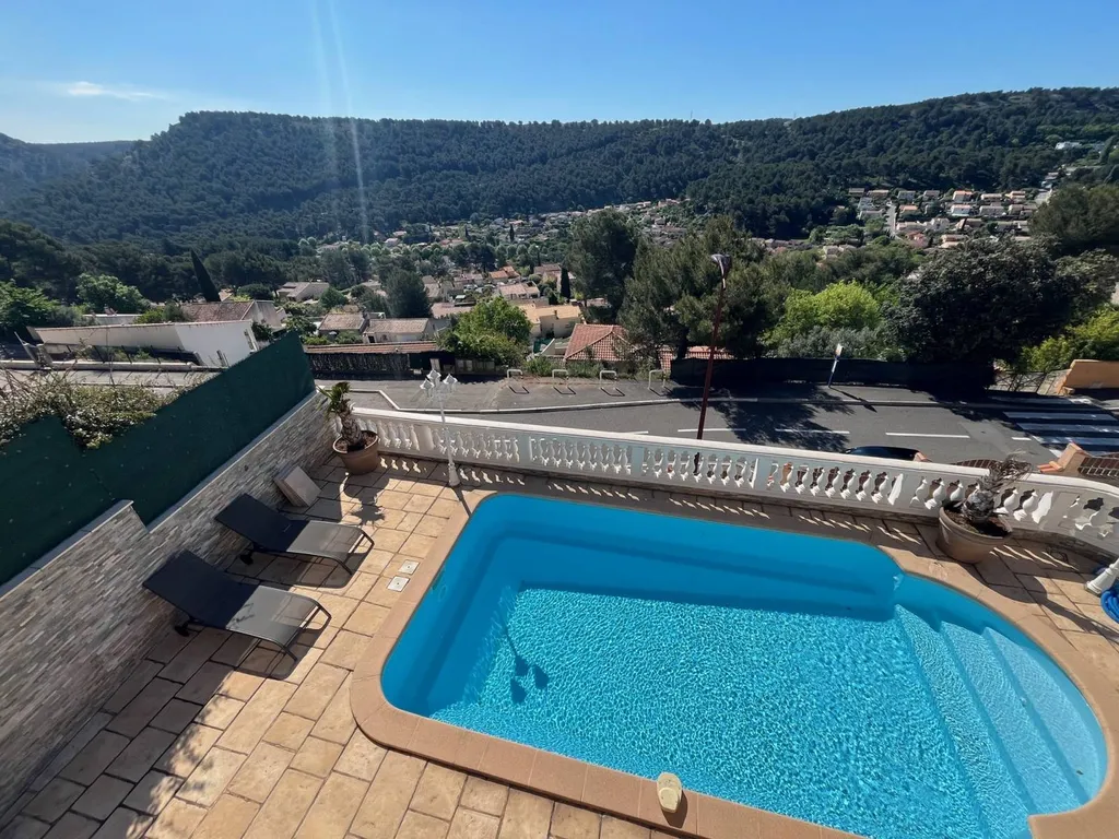 Villa à vendre Carnoux en Provence avec piscine et vue panoramique dégagée collines 