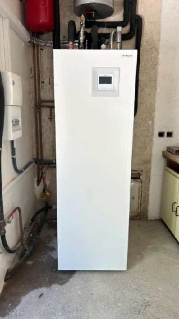 Installation d'une pompe à chaleur air-eau Hitachi S combi dès 12 990€