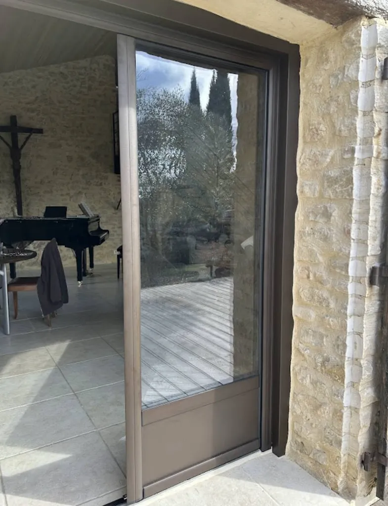 Installation de menuiseries en aluminium de la marque OuvertureS